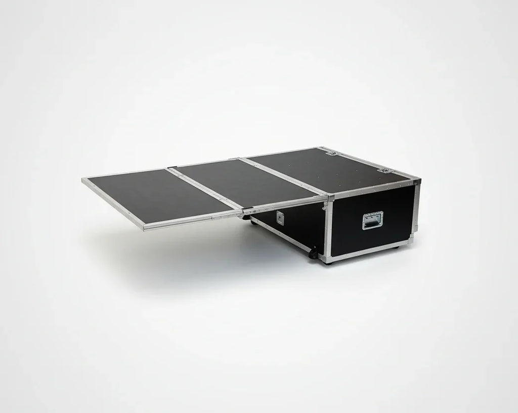seitliche Ansicht Campingbox mit ausgeklappter Bettkonstruktion