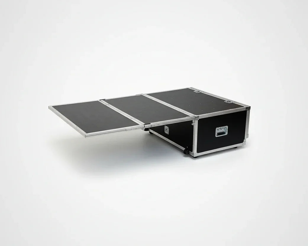 seitliche Ansicht Campingbox mit ausgeklappter Bettkonstruktion