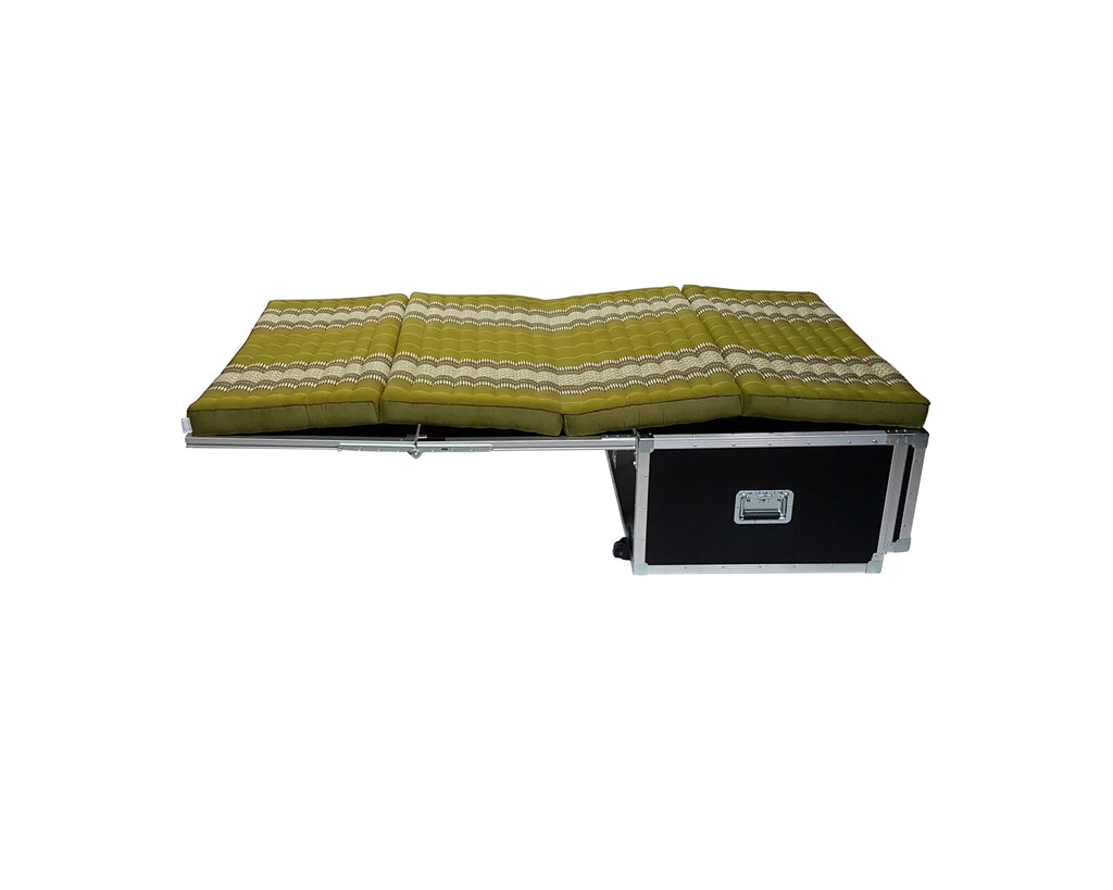 seitliche Ansicht Campingbox mit ausgeklappter Bettkonstruktion und Kapok Matratze