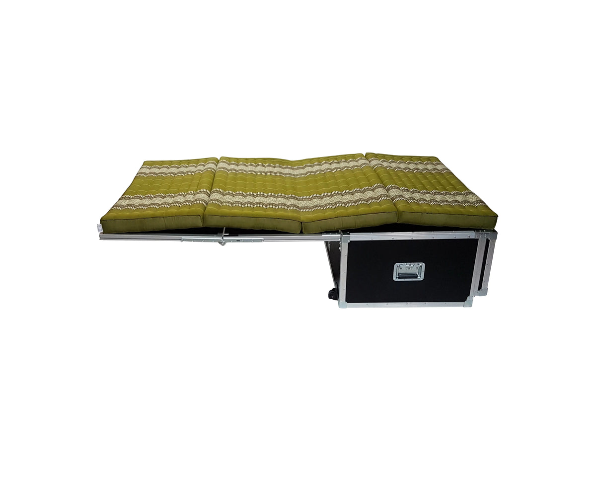seitliche Ansicht Campingbox mit ausgeklappter Bettkonstruktion und Kapok Matratze