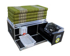 iQ Campingbox 2.0 geöffnet mit Campingkocher, Wasserkanister, Windschutz und Kapok Matratze