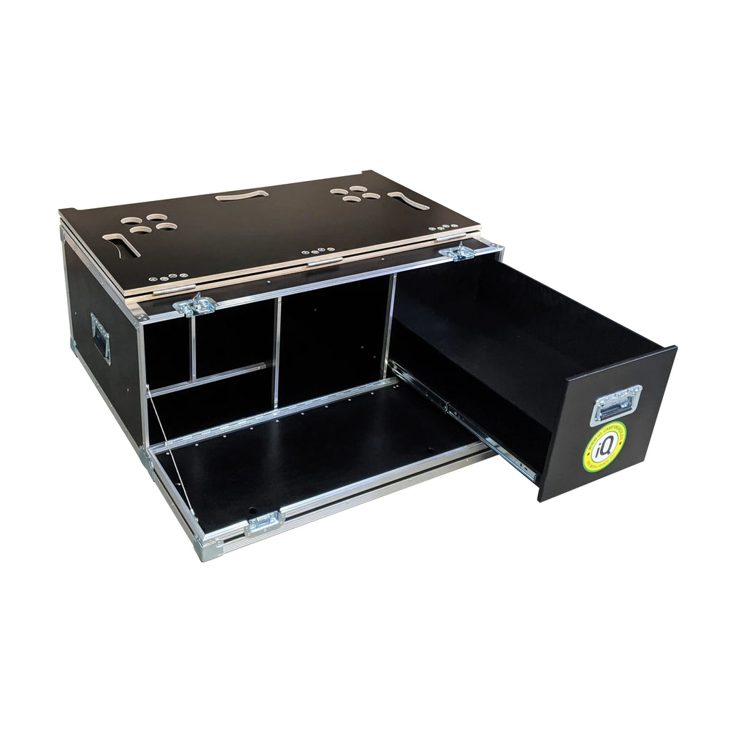Campingbox 3.0 geöffnet mit herausgezogener Kochschublade mit der patentierten Bettkonstruktion von iQ