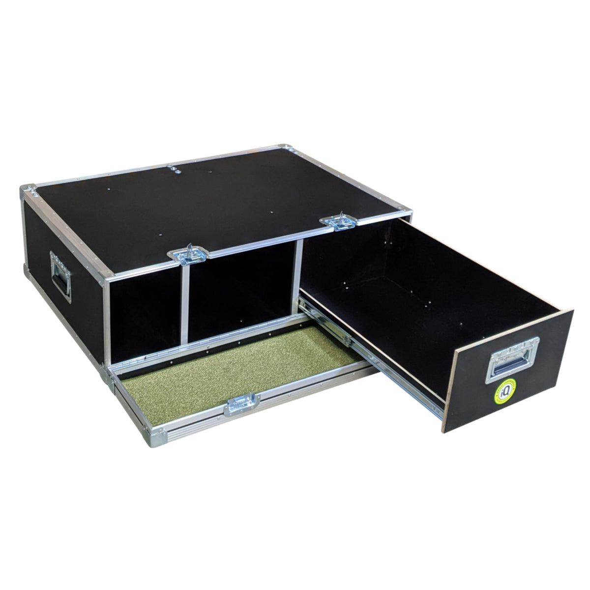 iq Stauraumbox Mini mit geöffneter Schublade und Teppich in der Frontklappe